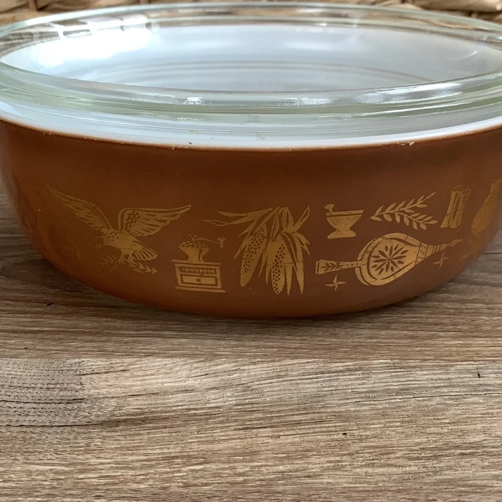 Vintage PYREX Early American 1 1/2 Qt Oval Casserole & 043 Lid Brown Gold Eagle